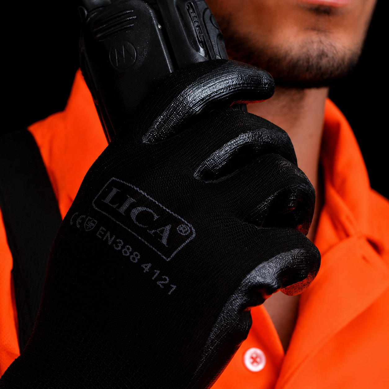 Guantes de Nailon Revestido Con Nitrilo Color Negro Marca LICA Uso General EN388