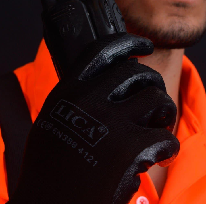 Guantes de Nailon Revestido Con Nitrilo Color Negro Marca LICA Uso General EN388