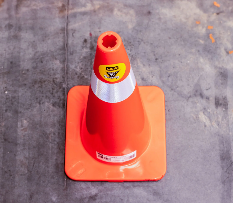 Cono Fluo De 70 CM. Con Reflejante Base Naranja