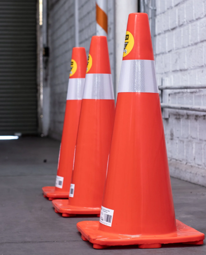 Cono Fluo De 70 CM. Con Reflejante Base Naranja
