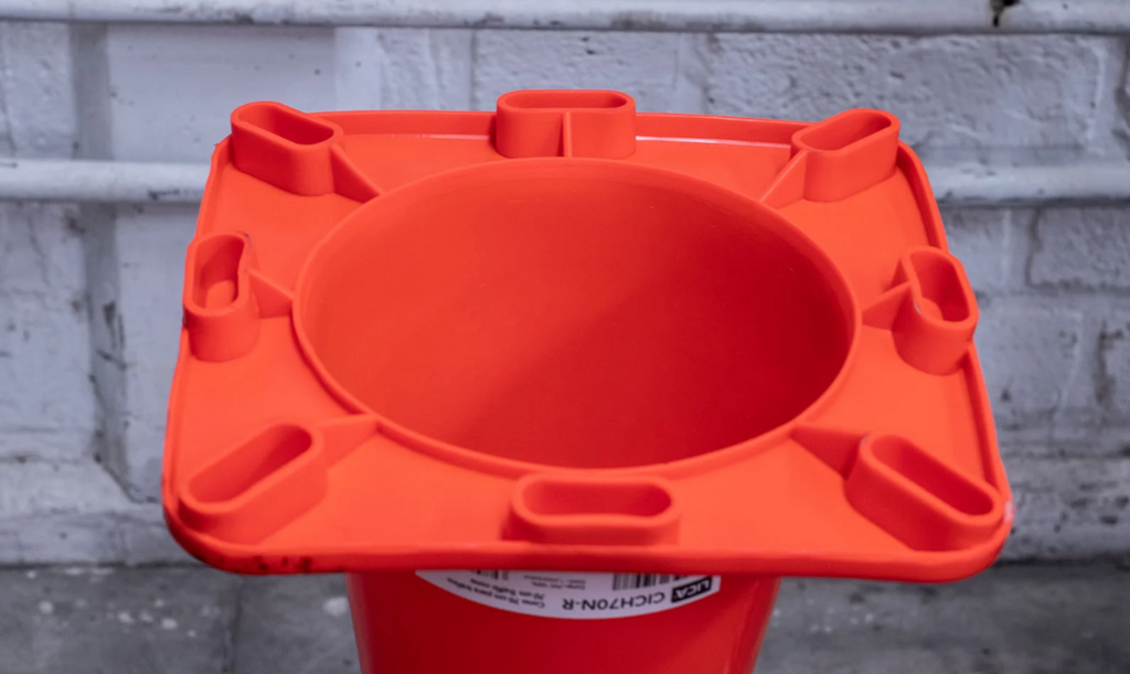 Cono Fluo De 70 CM. Con Reflejante Base Naranja